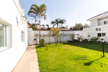 Casa de condomínio à venda com 600m², 4 quartos e 4 vagas Casa de condomínio à venda com 600m², 4 quartos e 4 vagasQuintal