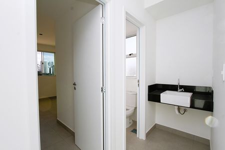 Banheiro de kitnet/studio à venda com 1 quarto, 43m² em Barro Preto, Belo Horizonte