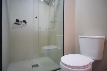 Banheiro de kitnet/studio para alugar com 1 quarto, 25m² em Independência, Porto Alegre