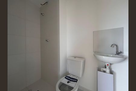 Banheiro social  de apartamento para alugar com 2 quartos, 35m² em Campo Grande, São Paulo
