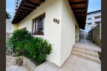 Casa para alugar com 236m², 4 quartos e 2 vagas