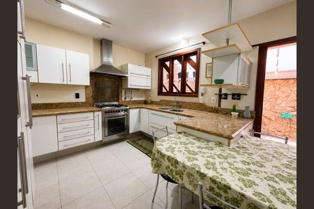 Casa para alugar com 4 quartos, 236m² em Nossa Senhora do Rosario, São José