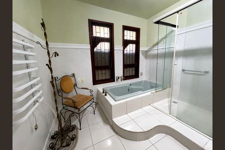 Casa para alugar com 236m², 4 quartos e 2 vagas