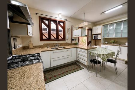 Casa para alugar com 236m², 4 quartos e 2 vagas