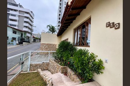 Casa para alugar com 236m², 4 quartos e 2 vagas