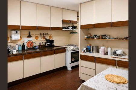 Cozinha com móveis brancos e madeira, pia e fogão, geladeira e utensílios de cozinha. de apartamento à venda com 3 quartos, 88m² em Freguesia (Jacarepaguá), Rio de Janeiro