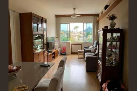 Sala de estar com vista para a cidade, com móveis em madeira e móveis de sala de estar modernos. de apartamento à venda com 3 quartos, 88m² em Freguesia (Jacarepaguá), Rio de Janeiro
