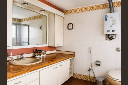Banheiro com piso de porcelanato, pia e vaso sanitário de cerâmica, e chuveiro de gás. de apartamento à venda com 3 quartos, 88m² em Freguesia (Jacarepaguá), Rio de Janeiro