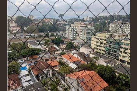 Vista da cidade através de uma janela com grade de metal, com edifícios e ruas visíveis. de apartamento à venda com 3 quartos, 88m² em Freguesia (Jacarepaguá), Rio de Janeiro