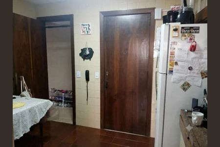 Cozinha com geladeira, fog. O e mesa de jantar, com uma porta de madeira e um telefone na parede. de apartamento à venda com 3 quartos, 88m² em Freguesia (Jacarepaguá), Rio de Janeiro