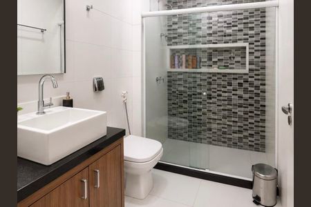 Banheiro com piso de porcelanato, vaso sanitário branco e chuveiro com ducha, com prateleiras de porcelanato e uma pequena janela pequena. de apartamento à venda com 3 quartos, 88m² em Freguesia (Jacarepaguá), Rio de Janeiro