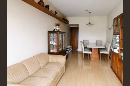 Sala de estar com sofá, mesa e cadeiras, armários e prateleiras, com um ambiente aconchegante e acolhedor. de apartamento à venda com 3 quartos, 88m² em Freguesia (Jacarepaguá), Rio de Janeiro