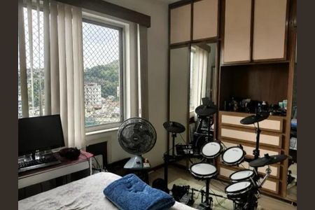 Quarto com cama, mesa de trabalho e equipamento de bateria, com vista para a favela. de apartamento à venda com 3 quartos, 88m² em Freguesia (Jacarepaguá), Rio de Janeiro