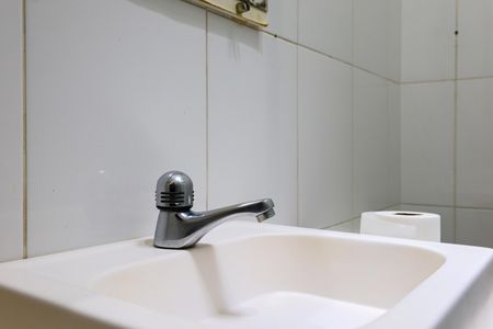 Banheiro de casa à venda com 2 quartos, 70m² em Jardim Santa Rosa, Taboão da Serra