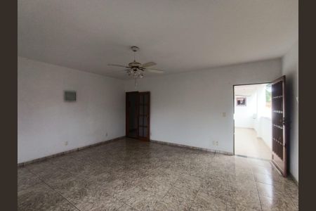 Sala de casa para alugar com 4 quartos, 180m² em Vila Dagmar, Belford Roxo