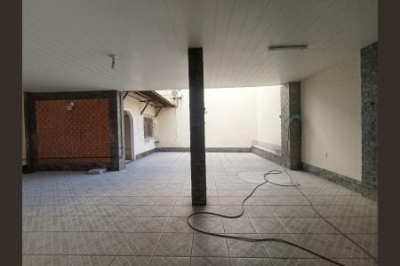 Garagem de casa para alugar com 4 quartos, 180m² em Vila Dagmar, Belford Roxo