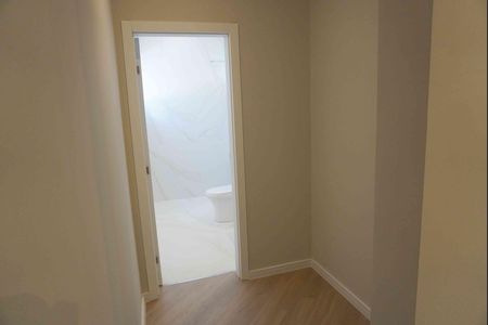Casa de condomínio à venda com 375m², 4 quartos e 4 vagas Casa de condomínio à venda com 375m², 4 quartos e 4 vagasCloset da suíte 3
