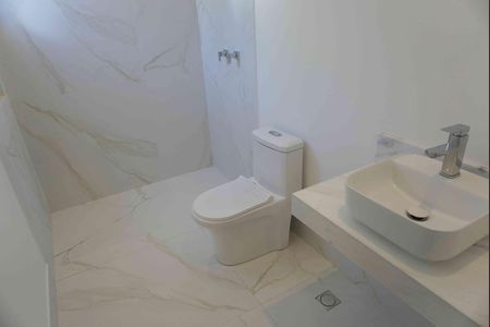Casa de condomínio à venda com 375m², 4 quartos e 4 vagas Casa de condomínio à venda com 375m², 4 quartos e 4 vagasBanheiro da Suíte 3