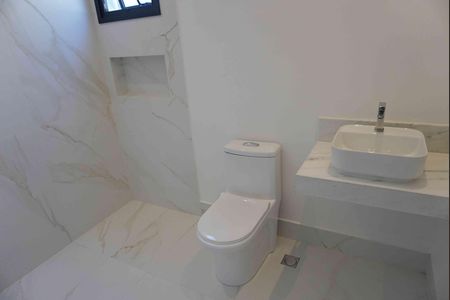 Casa de condomínio à venda com 375m², 4 quartos e 4 vagas Casa de condomínio à venda com 375m², 4 quartos e 4 vagasBanheiro da Suíte 2