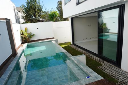 Casa de condomínio à venda com 375m², 4 quartos e 4 vagasPiscina