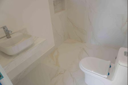 Casa de condomínio à venda com 375m², 4 quartos e 4 vagas Casa de condomínio à venda com 375m², 4 quartos e 4 vagasBanheiro da Suíte 1