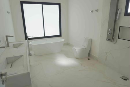 Banheiro da Suíte 4 - Principal de casa de condomínio à venda com 4 quartos, 375m² em Alphaville, Santana de Parnaíba