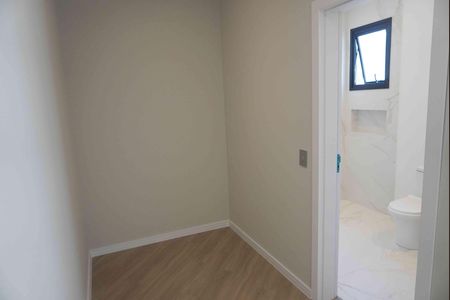Casa de condomínio à venda com 375m², 4 quartos e 4 vagas Casa de condomínio à venda com 375m², 4 quartos e 4 vagasCloset da suíte 2