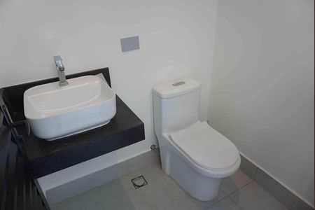 Casa de condomínio à venda com 375m², 4 quartos e 4 vagas Casa de condomínio à venda com 375m², 4 quartos e 4 vagasBanheiro de serviço