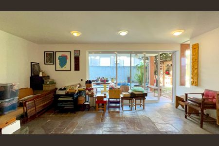 Casa de condomínio para alugar com 300m², 4 quartos e 2 vagas Casa de condomínio para alugar com 300m², 4 quartos e 2 vagasSalão