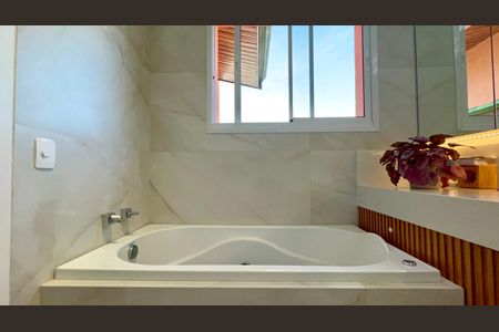 Casa de condomínio para alugar com 300m², 4 quartos e 2 vagas Casa de condomínio para alugar com 300m², 4 quartos e 2 vagasBanheiro da Suíte 2