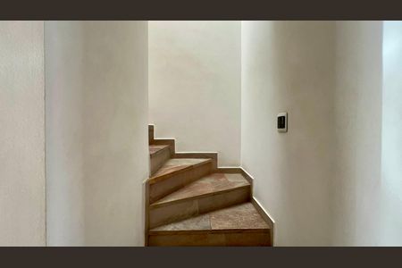 Casa de condomínio para alugar com 300m², 4 quartos e 2 vagas Casa de condomínio para alugar com 300m², 4 quartos e 2 vagasEscada