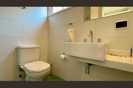 Casa de condomínio para alugar com 300m², 4 quartos e 2 vagas Casa de condomínio para alugar com 300m², 4 quartos e 2 vagasBanheiro da Suíte 1