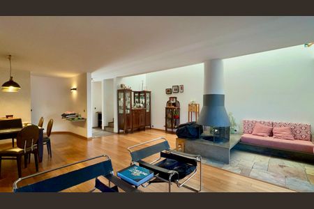Casa para alugar com 4 quartos, 300m² em Sumarezinho, São Paulo