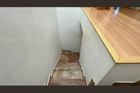 Casa de condomínio para alugar com 300m², 4 quartos e 2 vagas Casa de condomínio para alugar com 300m², 4 quartos e 2 vagasEscada