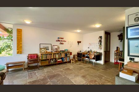 Casa de condomínio para alugar com 300m², 4 quartos e 2 vagas Casa de condomínio para alugar com 300m², 4 quartos e 2 vagasSalão
