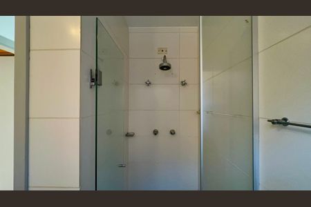 Casa de condomínio para alugar com 300m², 4 quartos e 2 vagas Casa de condomínio para alugar com 300m², 4 quartos e 2 vagasBanheiro da Suíte 1