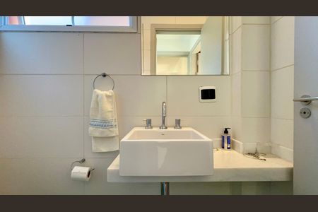 Casa de condomínio para alugar com 300m², 4 quartos e 2 vagas Casa de condomínio para alugar com 300m², 4 quartos e 2 vagasBanheiro da Suíte 1