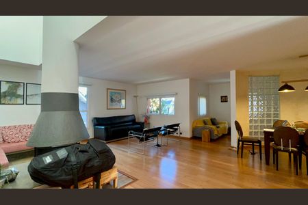 Sala de casa de condomínio para alugar com 4 quartos, 300m² em Sumarezinho, São Paulo