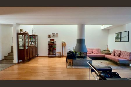 Casa de condomínio para alugar com 300m², 4 quartos e 2 vagas Casa de condomínio para alugar com 300m², 4 quartos e 2 vagasSala