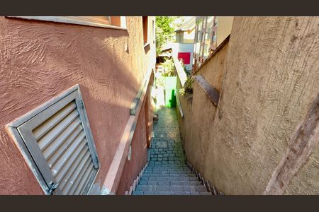 Casa de condomínio para alugar com 300m², 4 quartos e 2 vagas Casa de condomínio para alugar com 300m², 4 quartos e 2 vagasEscada Externa
