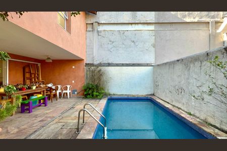 Casa de condomínio para alugar com 300m², 4 quartos e 2 vagas Casa de condomínio para alugar com 300m², 4 quartos e 2 vagasPiscina
