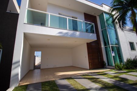 Casa de condomínio para alugar com 191m², 3 quartos e 4 vagasFachada