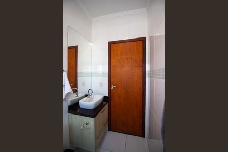 Casa de condomínio para alugar com 191m², 3 quartos e 4 vagasBanheiro Social