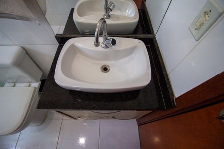 Casa de condomínio para alugar com 191m², 3 quartos e 4 vagasBanheiro Social