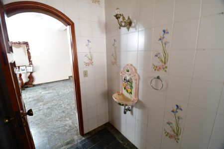 Casa para alugar com 500m², 4 quartos e 6 vagasLavabo