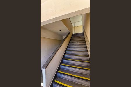 Apartamento para alugar com 49m², 2 quartos e sem vaga Apartamento para alugar com 49m², 2 quartos e sem vagaEscada