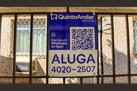 Fachada do Prédio com placa de apartamento para alugar com 2 quartos, 49m² em Todos Os Santos, Rio de Janeiro