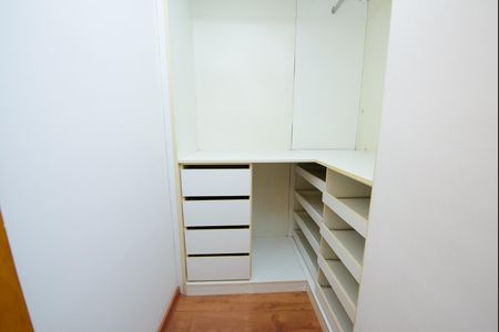 Apartamento à venda com 247m², 5 quartos e 4 vagas Apartamento à venda com 247m², 5 quartos e 4 vagasCloset da suíte 2