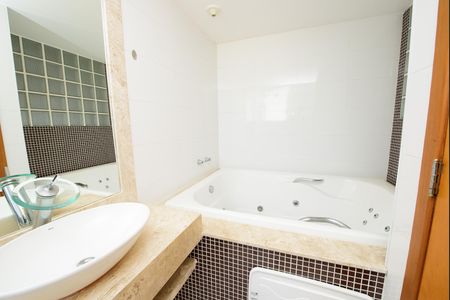 Apartamento à venda com 247m², 5 quartos e 4 vagas Apartamento à venda com 247m², 5 quartos e 4 vagasBanheiro da Suíte 2