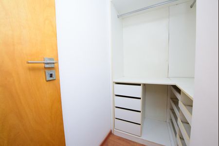 Apartamento à venda com 247m², 5 quartos e 4 vagas Apartamento à venda com 247m², 5 quartos e 4 vagasCloset da suíte 2